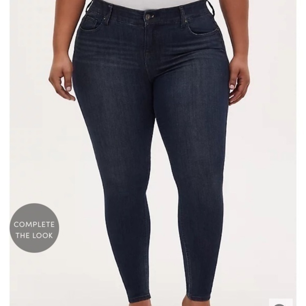NWT Torrid size 28R bombshell skinny jeans